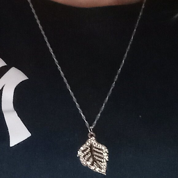 SILVER CRYSTAL LEAF PENDENT NECKLACE!​ - Picture 3 of 3